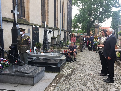 Uctění památky obětí komunistického teroru na Ďáblickém hřbitově, pietní vzpomínka u hrobu M. Horákové a vzpomínka na násilnou likvidaci mužských řeholních řádů v bývalém Československu